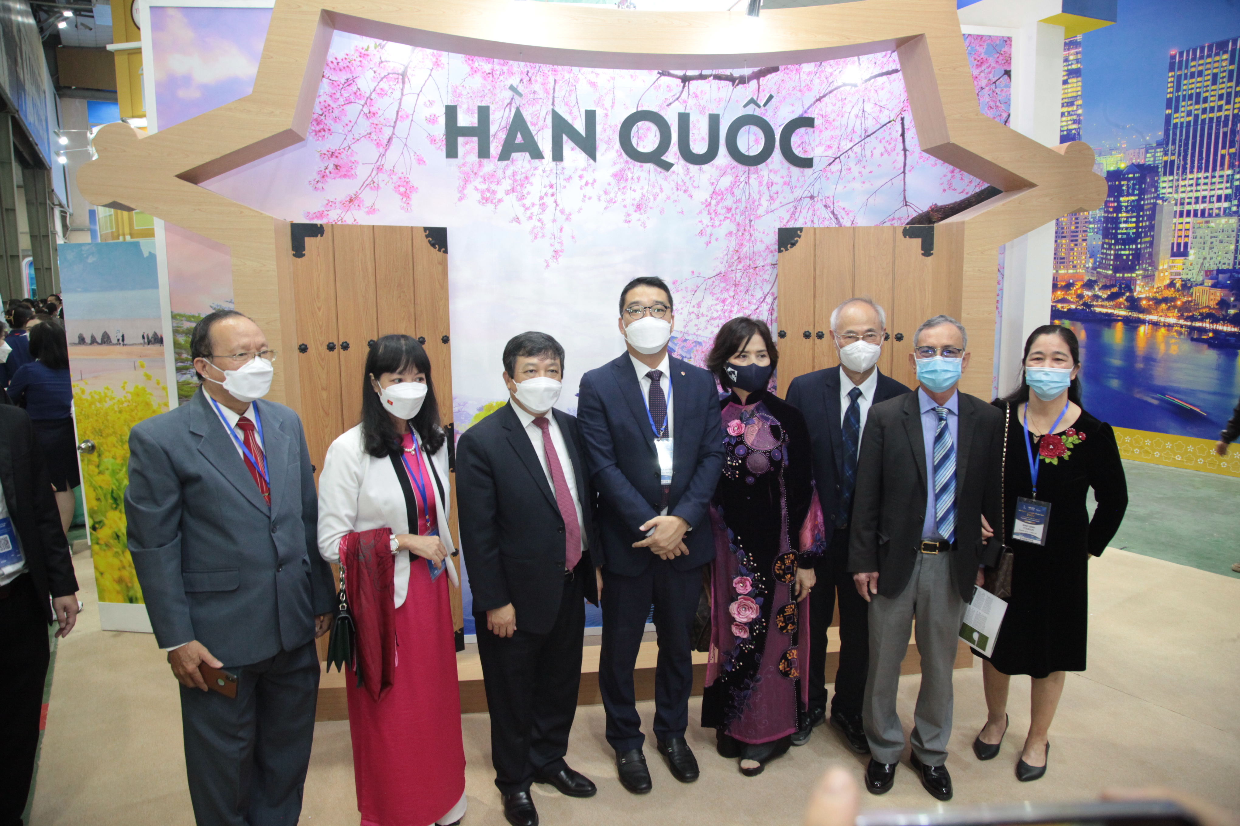 Thứ trưởng Bộ VHTTDl Đoàn Văn Việt và các đại biểu thăm gian hàng KTO tại VITM Hà Nội 2022 (ảnh: Bá Phúc)